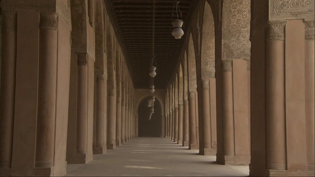 (长镜头)，在伊本·图伦清真寺(埃及)，灯光在柱子之间摇摆视频素材