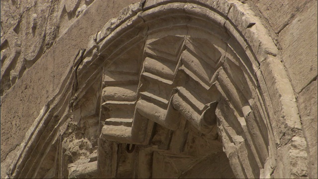 低角度，静态-雕刻装饰一个拱门/埃及视频素材