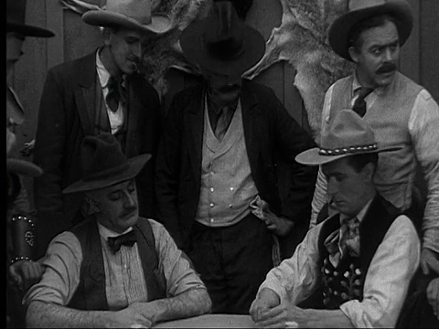 1915年B/W中型拍摄牛仔在赌博酒吧玩扑克视频素材