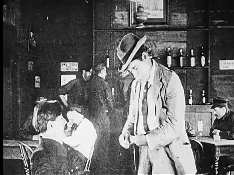 1914年B/W中枪两个骗子在酒吧聊天，然后一起离开视频素材