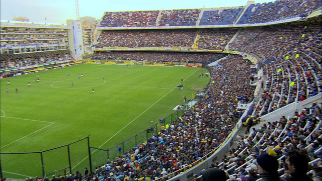 阿根廷布宜诺斯艾利斯市体育场，足球运动员在人群欢呼时视频下载