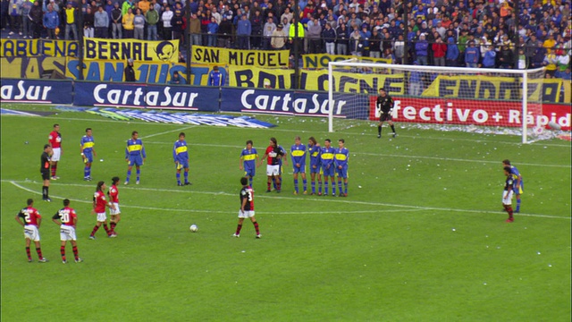 阿根廷布宜诺斯艾利斯体育场足球比赛中的WS任意球视频素材