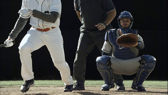 MS SLO MO棒球运动员挥棒和击球/千橡树，加利福尼亚州，美国视频下载
