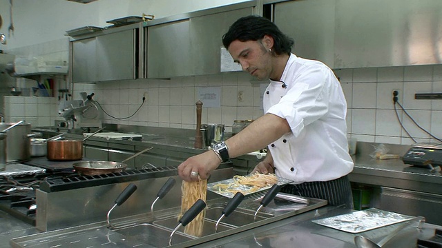 MS Chef将面条放入沸水中/ Livade，克罗地亚视频素材