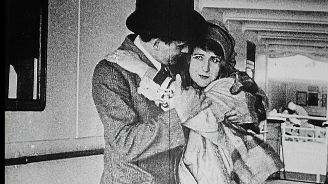 1914年B/W中镜头，一名男子在游轮甲板上拥抱一名女子视频素材