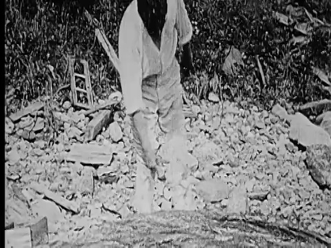 1914年B/W中镜头疲惫、潮湿的人走在岩石海岸上视频素材