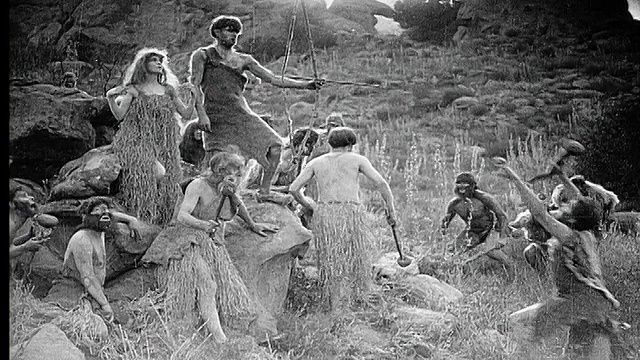 1914 B/W宽射穴居人用弓箭投降并向穴居人鞠躬视频下载