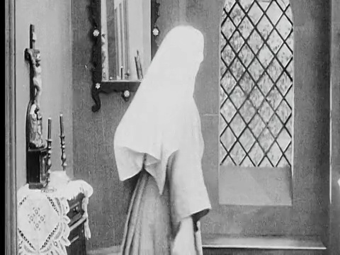 1916年B/W中拍摄年轻的修女进入房间并向窗外望去视频素材