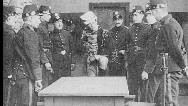 1916年B/W中镜头一群士兵围坐在桌子旁交谈并离开房间视频素材