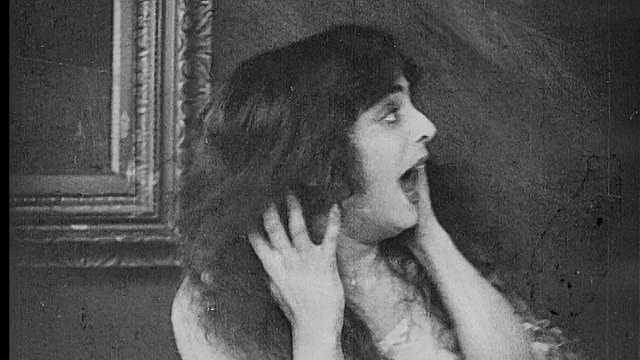1916年B/W特写可怕的女人用手捂着脸尖叫视频下载