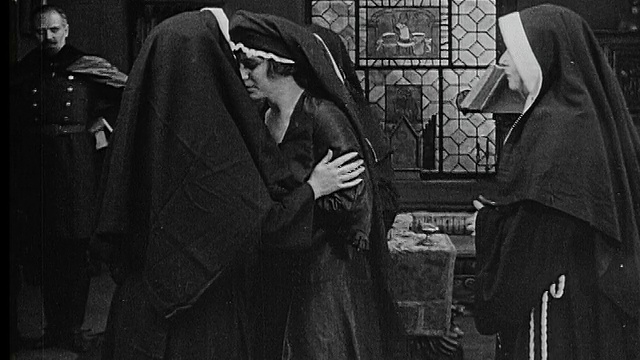 1916年，B/W Medium拍摄修女在教堂亲吻和告别年轻女子的照片视频素材