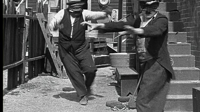 1918年，B/W Wide拍摄了两个蒙着眼睛的男人在巷子里互相拥抱跳舞视频下载
