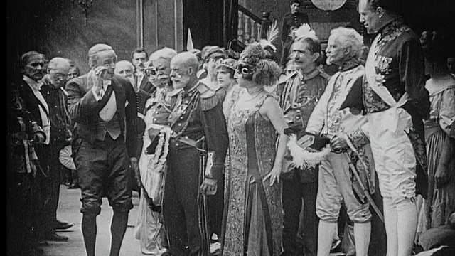 1916年B/W广角镜头令人毛骨悚然的男子走过皇家仪式视频素材