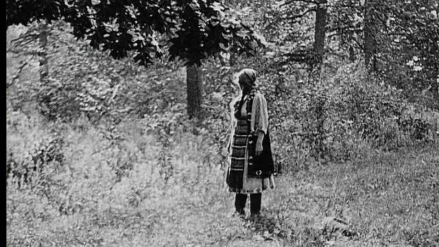 1916年B/W宽射农妇在森林中行走视频素材