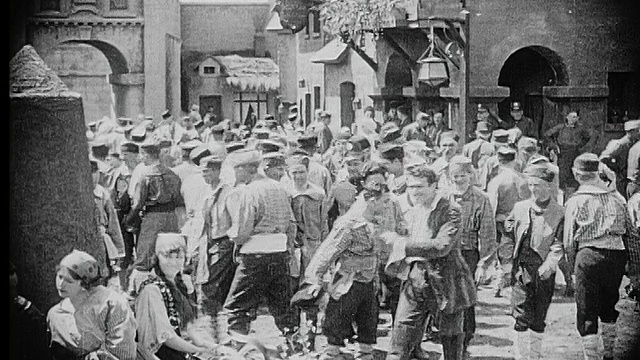1916年，B/W大街上的人们在城市广场上拍照视频素材