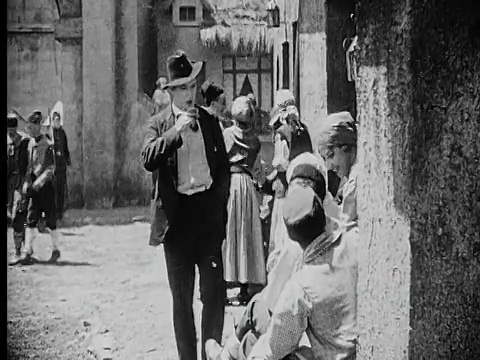 1916 B/W宽镜头阴险的人抽烟穿过广场/人停下来，把腿放在台阶上，环顾四周视频素材