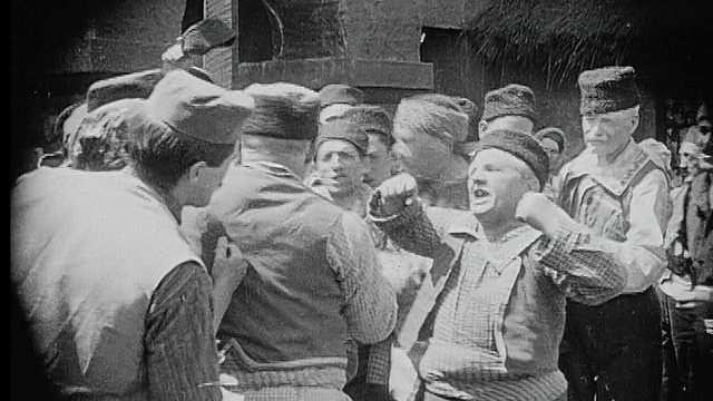 1916年，B/W中型枪手在城市广场激烈辩论视频素材