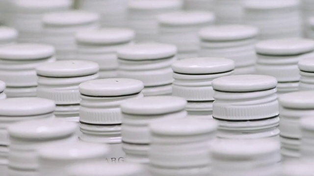 在西班牙安达卢西亚的Sanlucar de Barrameda装瓶厂，装有螺旋盖的瓶子在给料带上移动视频下载
