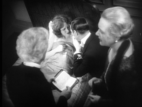 1928年，一名女牧师试图在床上娶一个愤怒的女人和一个穿燕尾服的男人/你愿意嫁给这个男人吗?/女人说不视频下载