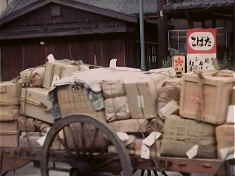 1939年，一名中子弹男子拉着装满箱子的车/日本视频下载