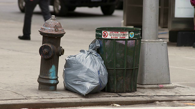 一个有消防栓、垃圾袋和垃圾的街角视频素材