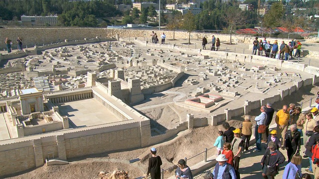 圣地模型博物馆的游客视图/耶路撒冷，犹太，Isarel视频下载
