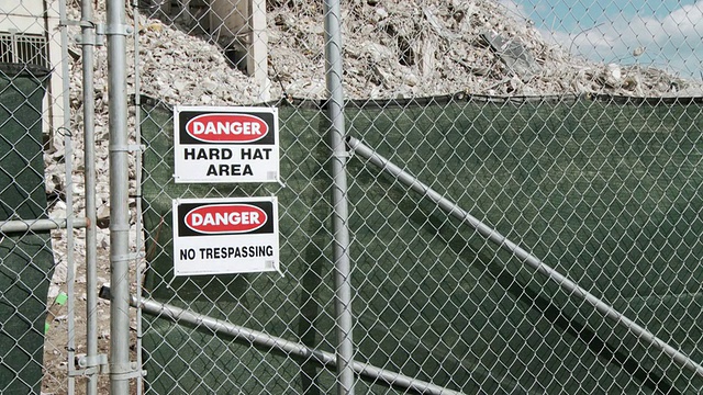 MS拆除工地的警告标志和围栏/芝加哥，伊利诺伊州，美国视频素材