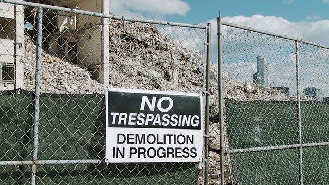 MS拆除工地的警告标志/芝加哥，伊利诺伊州，美国视频下载
