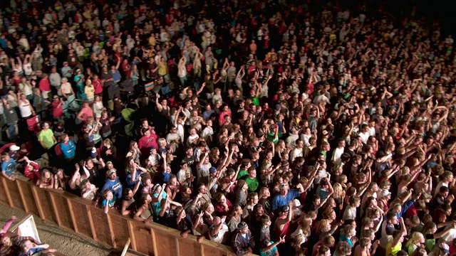 wtu CS人群在户外摇滚音乐会/奥什科什，美国，威斯康辛州视频素材