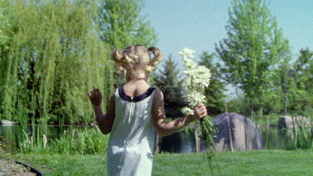 MS SLO MO女孩与束雏菊跑步/阿普尔顿，WI，美国视频素材