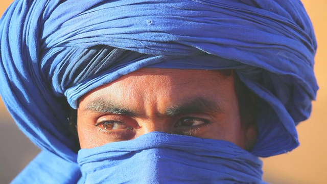 男性在传统的蓝色Touareg头饰，撒哈拉摩洛哥非洲视频下载