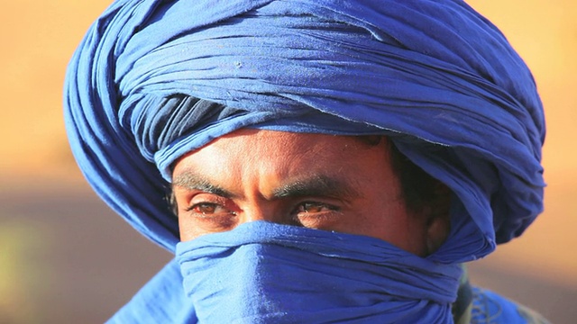 男性在传统的蓝色Touareg头饰，撒哈拉摩洛哥非洲视频下载