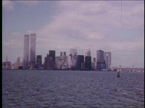 70年代的WS世界贸易中心大厦和纽约港下曼哈顿天际线视频素材