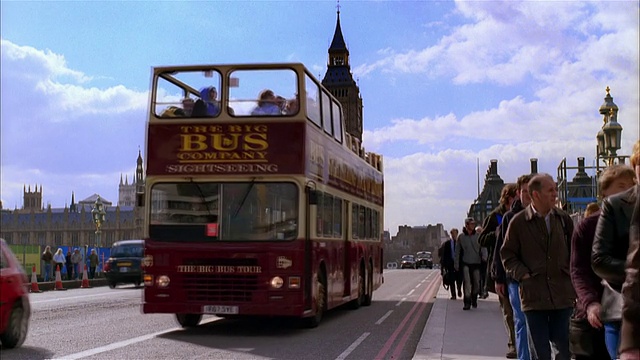 英国伦敦，伦敦桥上的交通，国会大厦和钟楼的背景视频下载