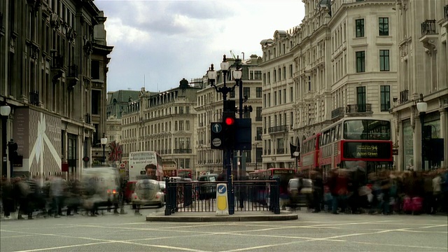 快速移动宽镜头交通和行人在十字路口/伦敦视频素材