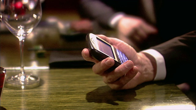 在餐桌上使用黑莓手机时，双手要靠近视频下载