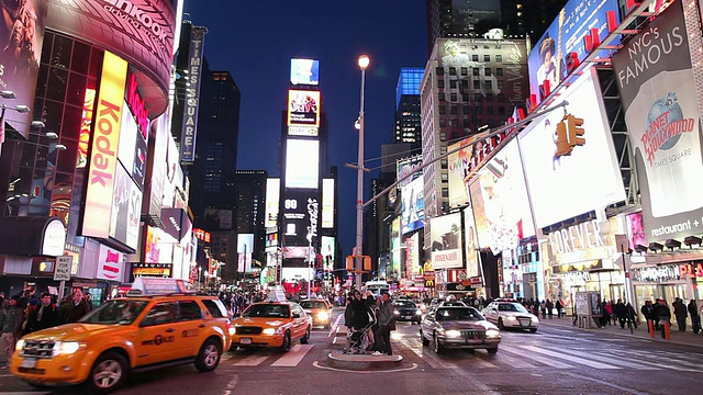 在美国纽约时代广场，伴随着交通和霓虹灯照亮的街道场景视频素材