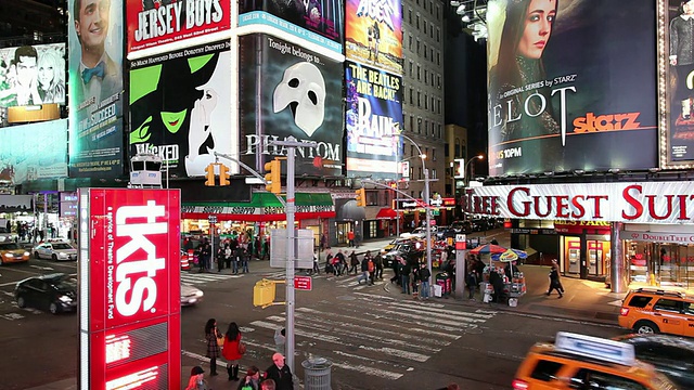 美国纽约市百老汇大街上的交通和霓虹灯照亮的夜晚视频素材