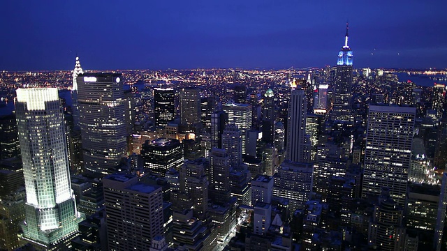 WS HA天际线在晚上照亮/曼哈顿，纽约，美国视频素材