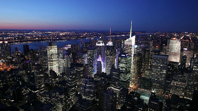 WS HA天际线照亮黄昏/曼哈顿，纽约，美国视频素材