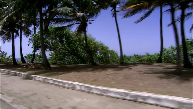 波多黎各圣胡安海滩上的POV车视频下载