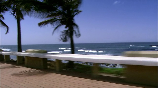 边POV沿着海滩行驶，圣胡安，波多黎各视频下载