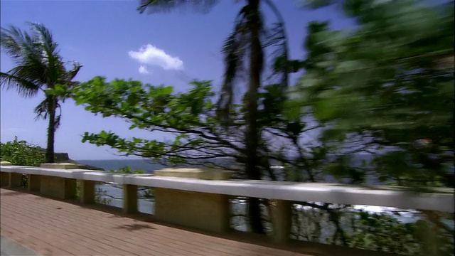 波多黎各圣胡安海滩上的POV车视频下载