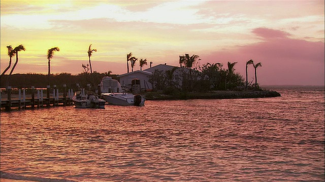 巴哈马阿巴科群岛，日落时停泊在海边的快艇视频下载