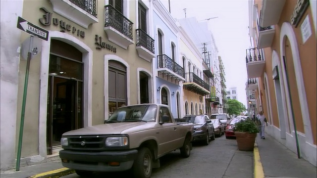 侧面POV汽车通过老圣胡安，波多黎各视频下载