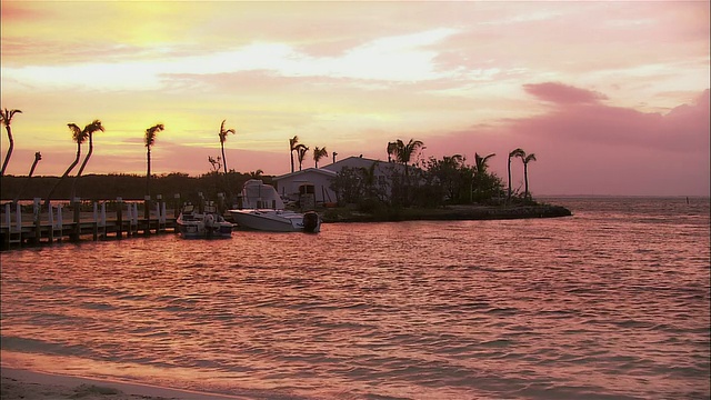 巴哈马阿巴科群岛，日落时停泊在海边的快艇视频下载