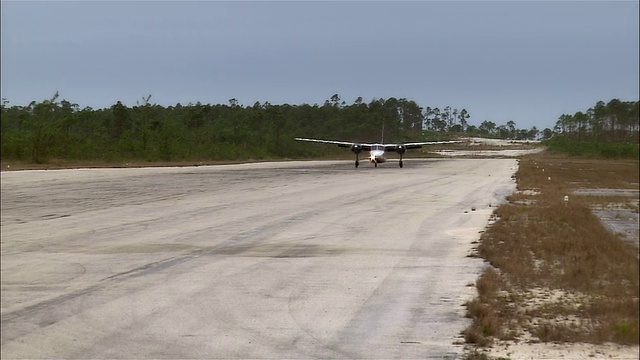 巴哈马阿巴科群岛，小型飞机降落在停机坪上视频下载