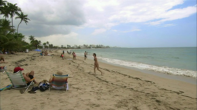 MS, PAN，波多黎各圣胡安海滩上的人们视频素材