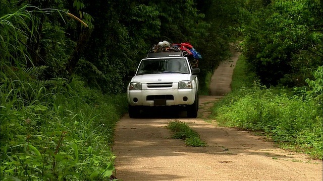 在波多黎各圣胡安热带雨林的土路上开着皮卡，视频素材