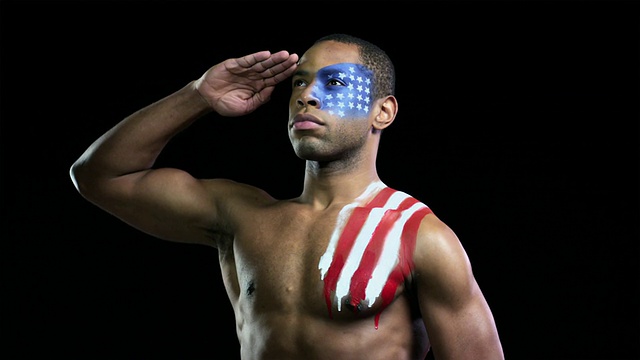 脸和肩膀上画着美国国旗的男子正在敬礼视频下载